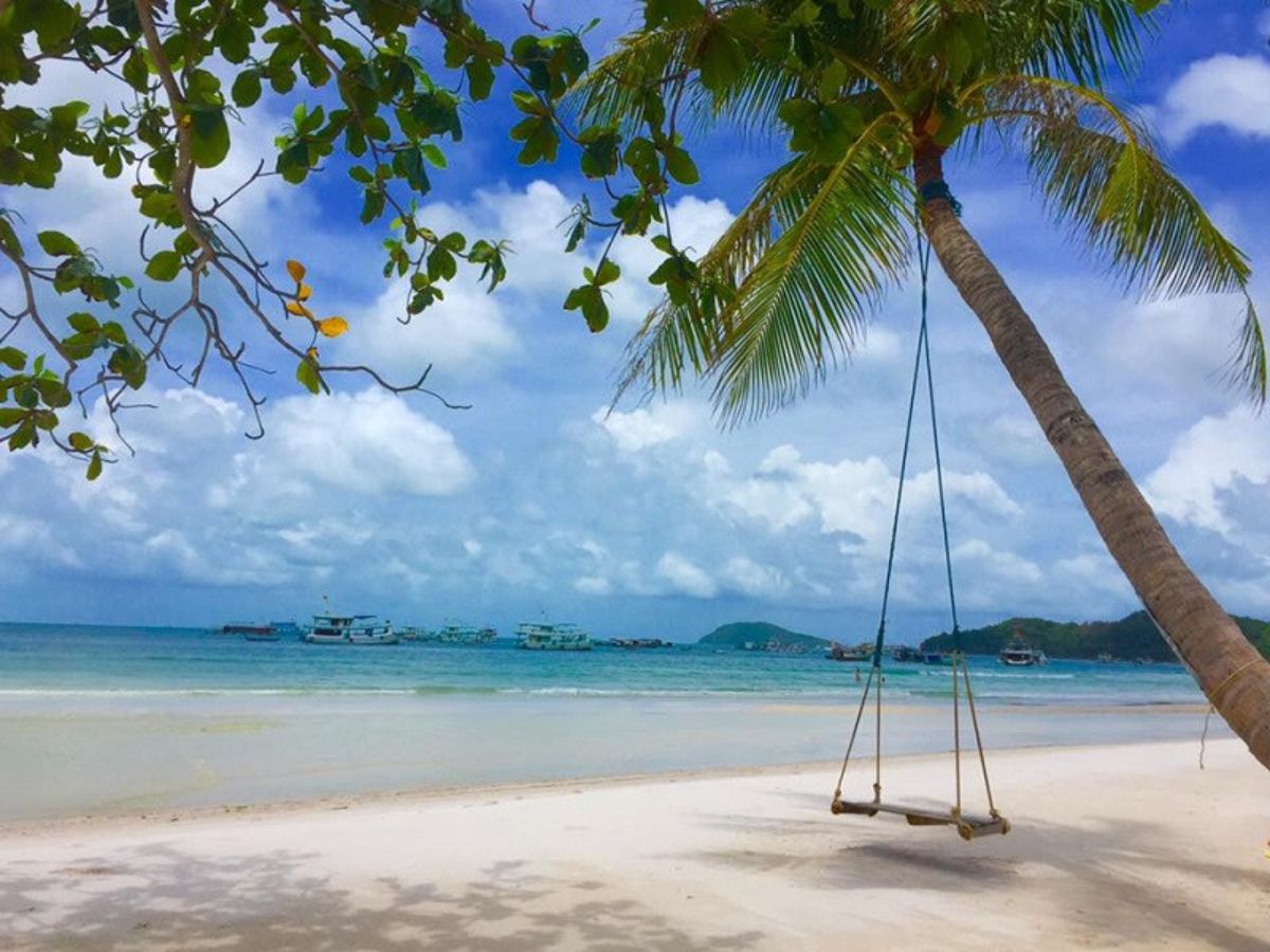 Bãi Khem Phú Quốc với không gian xanh mát, bãi cát trắng dài phù hợp cắm trại, picnic.