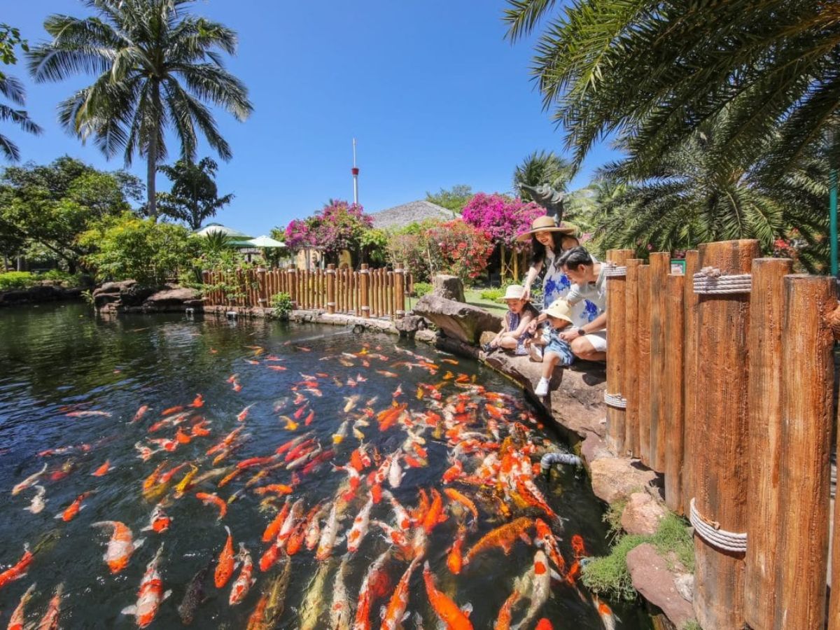 Du khách cân nhắc chọn thời điểm thời tiết đẹp để trải nghiệm Hòn Thơm trọn vẹn.