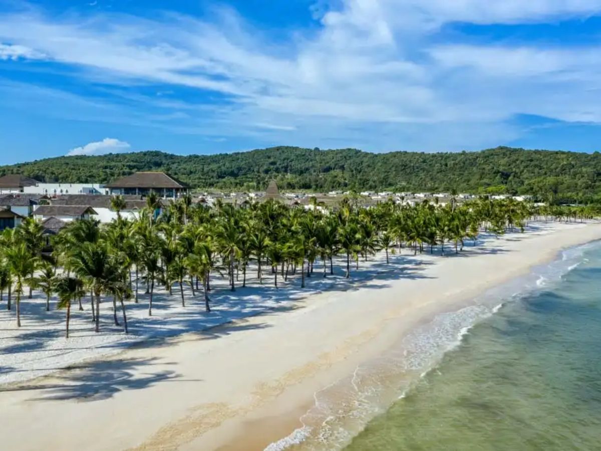 Resort tại Bãi Khem thu hút du khách đến nghỉ dưỡng và thư giãn.