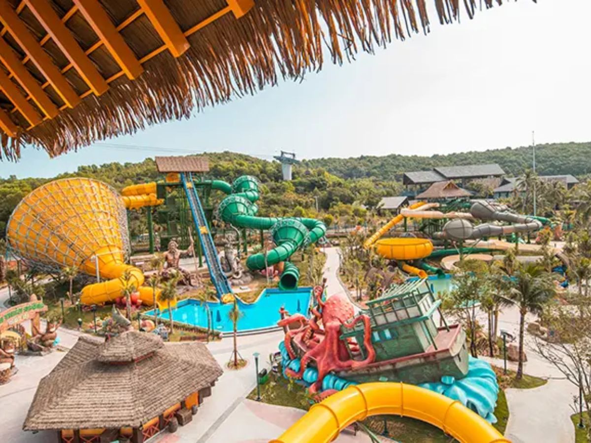 Aquatopia Water Park là một trong những công viên nước chủ đề hiện đại với nhiều trò chơi giải trí thú vị, thu hút du khách.
