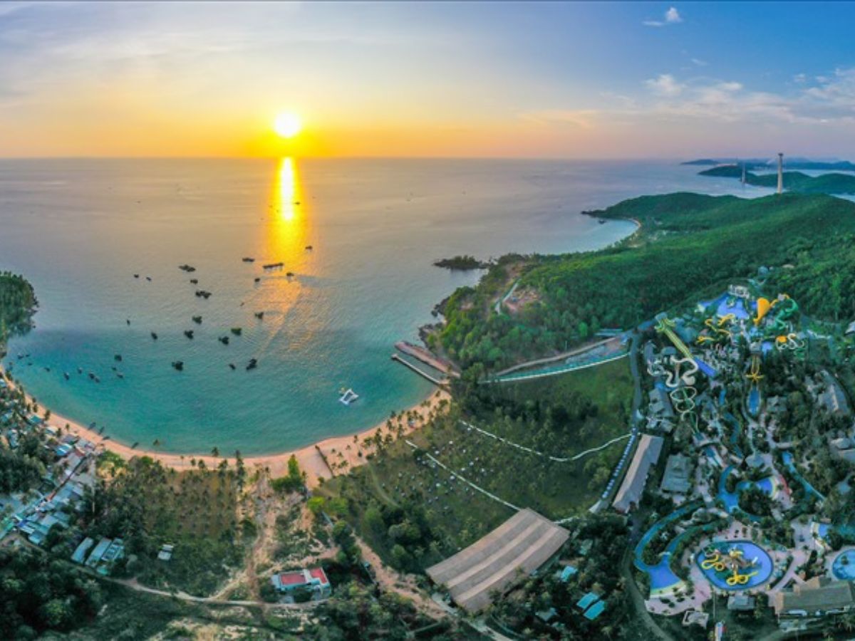Biển Hòn Thơm nằm ở phía Nam đảo Phú Quốc, với đặc trưng nước xanh biếc thu hút du khách.