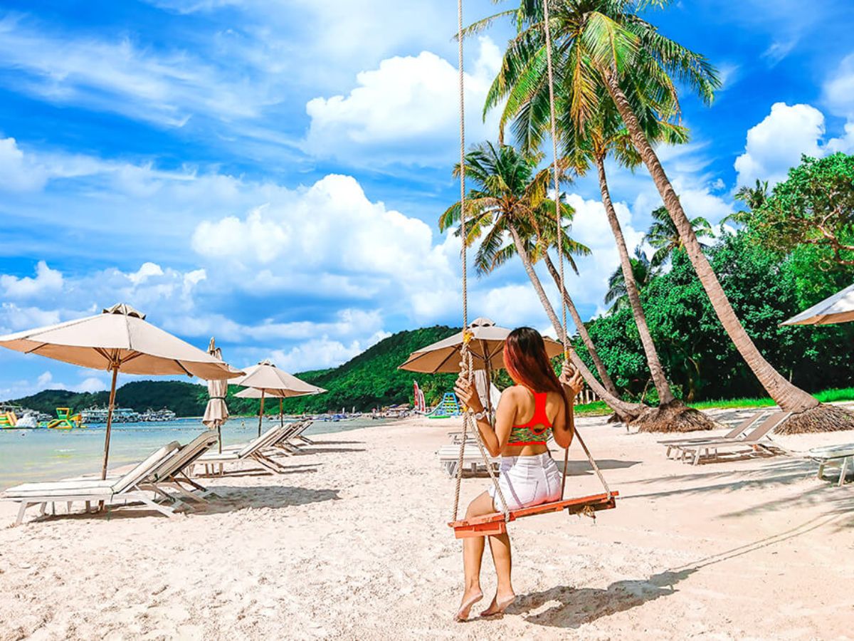 Buổi trưa thời tiết biển Hòn Thơm nắng, có thể ảnh hưởng đến trải nghiệm của du khách.