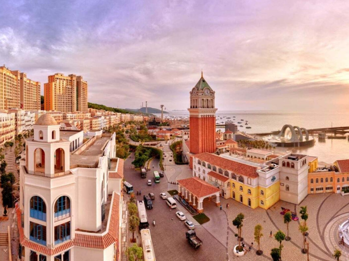 Sunset Town Phú Quốc mang phong cách châu Âu với những dãy nhà nhiều màu sắc ven biển.