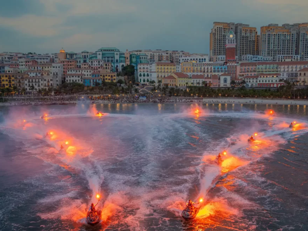 Trải nghiệm show diễn nghệ thuật đa phương tiện bên bờ biển Sunset Town.