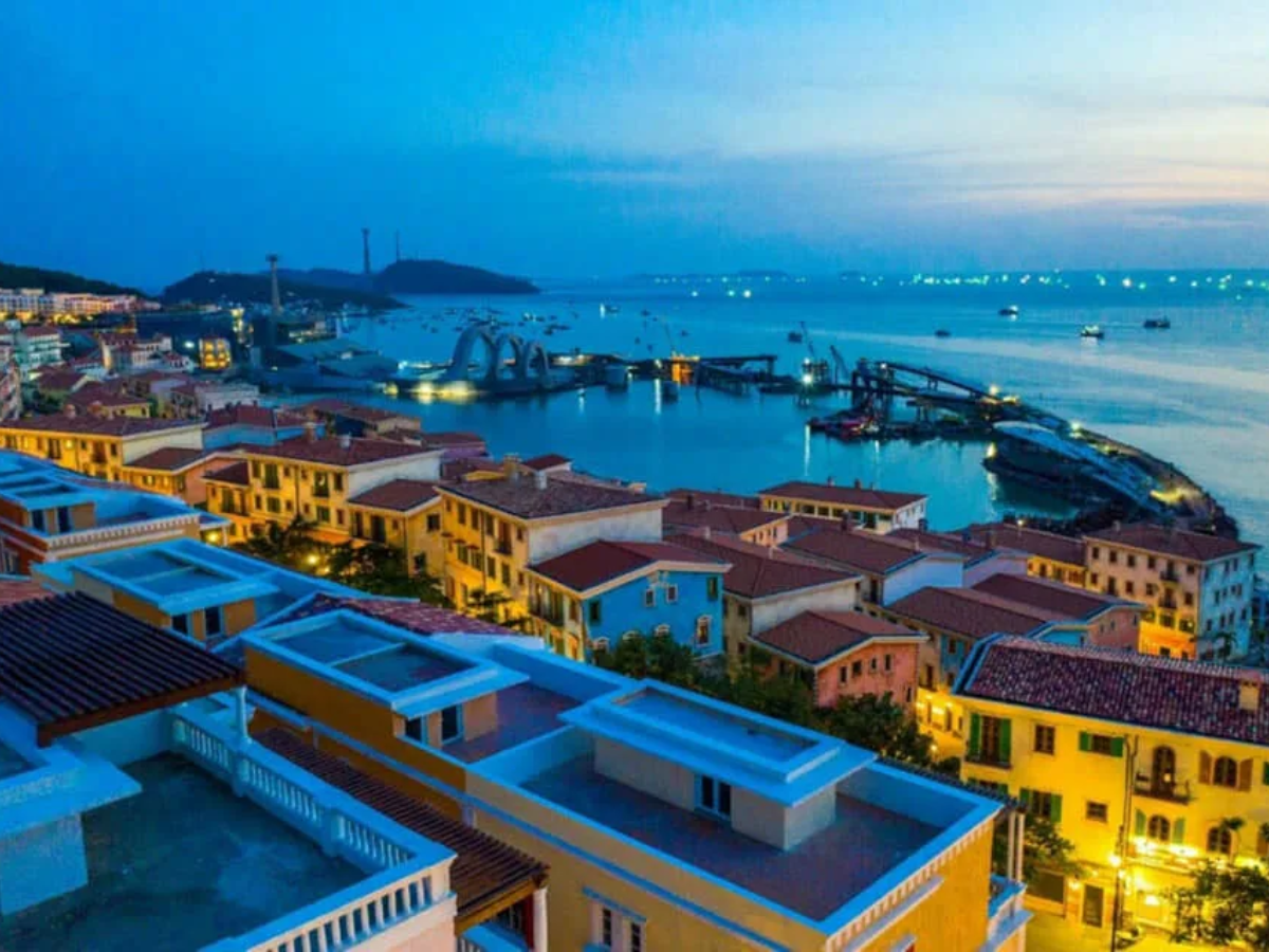 Sunset Town Phú Quốc nằm tại phường An Thới, phía Tây Nam đảo với kiến trúc nổi bật thu hút du khách.