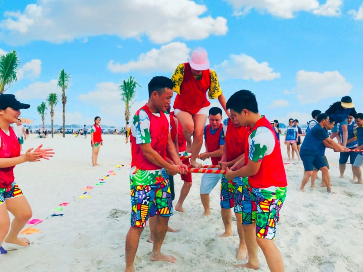 Hoạt động team building trên bãi biể Hòn Thơm thu hút du khách đến trải nghiệm.