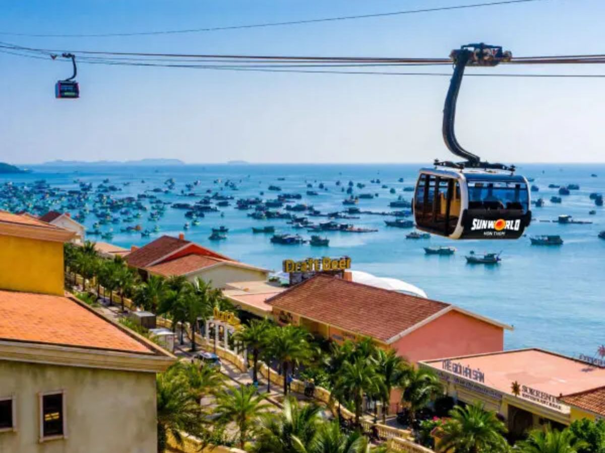 Du khách đi cáp treo từ sáng sớm để đến Hòn Thơm giải trí.