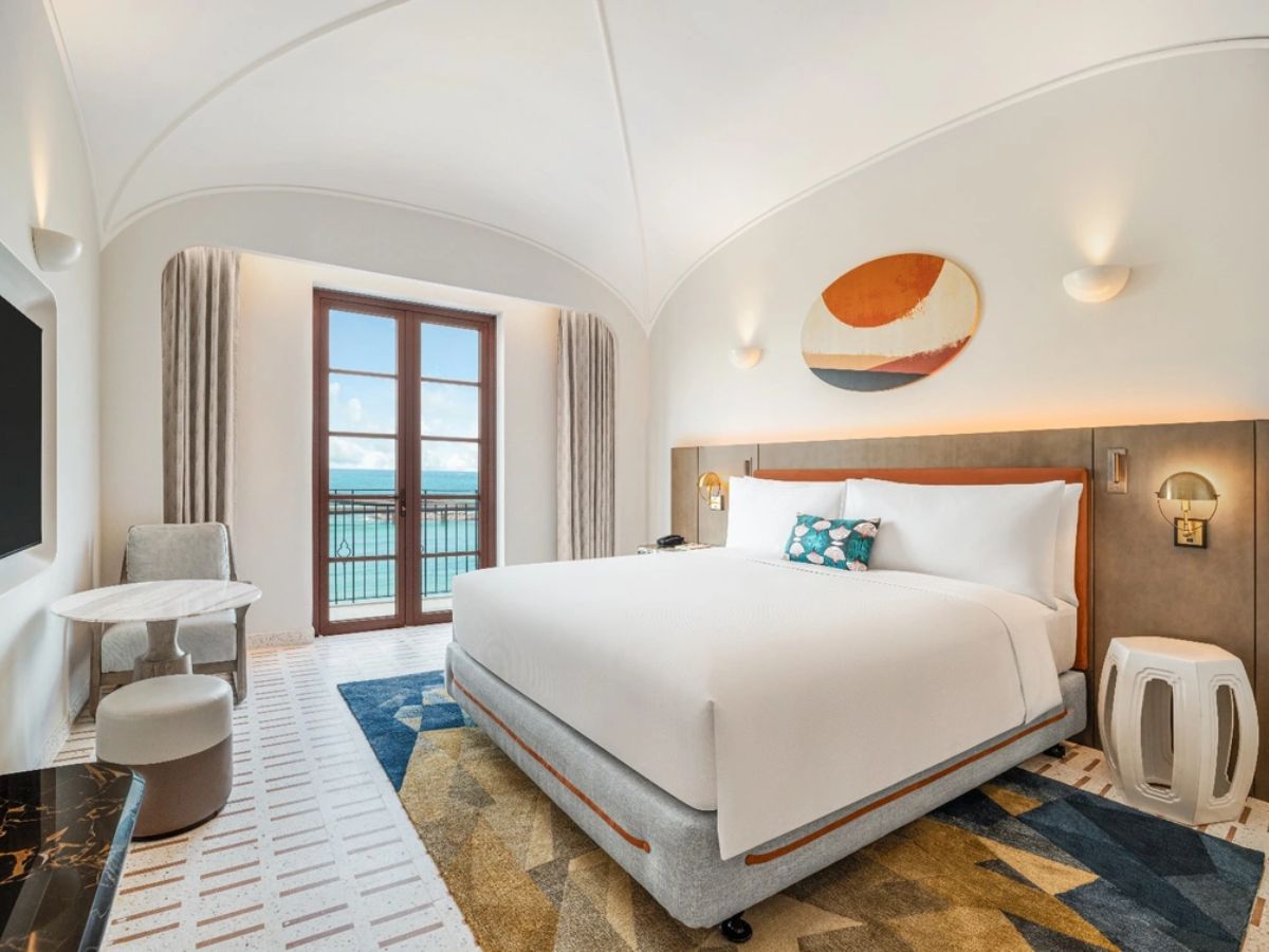 Lưu trú tại La Festa Phu Quoc, Curio Collection by Hilton với view trực diện Cầu Hôn lãng mạn.