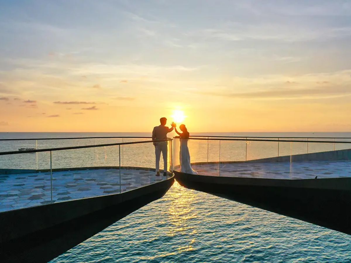 Cặp đôi tận hưởng khoảnh khắc hoàng hôn lãng mạn ở Cầu Hôn, Sunset Town.