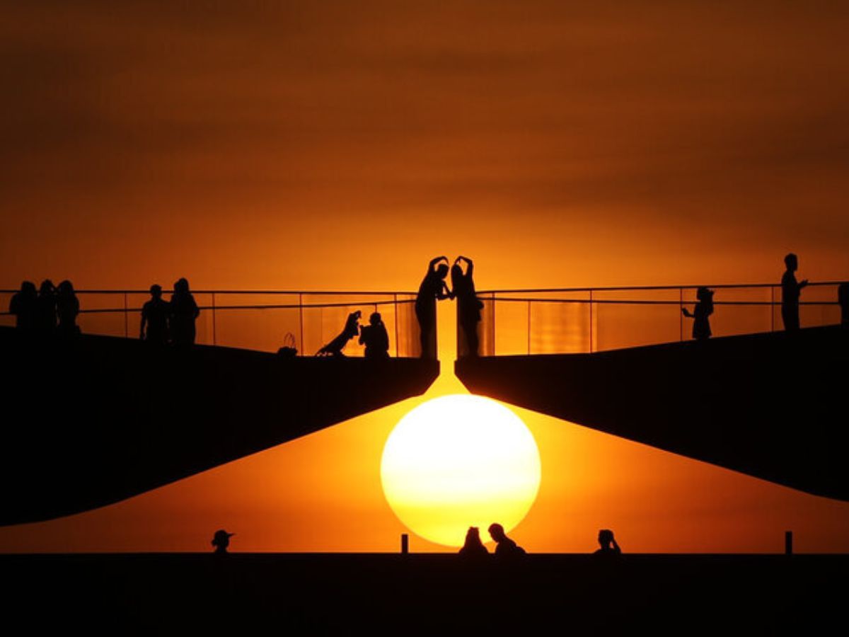 Cầu Hôn là công trình biểu tượng nổi bật bên bờ biển phía Tây Sunset Town.