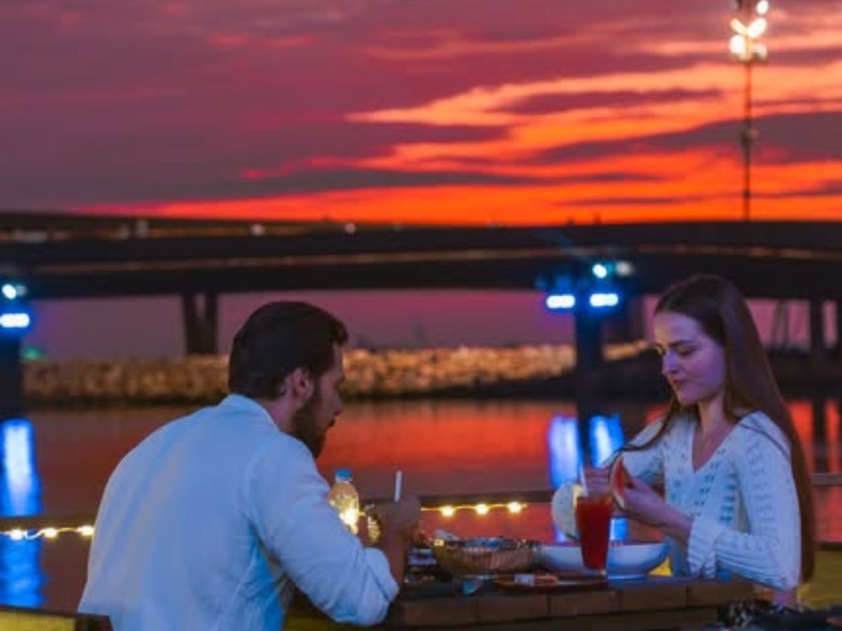 Du khách đặt bàn trước và dến sớm để có trải nghiệm trọn vẹn.