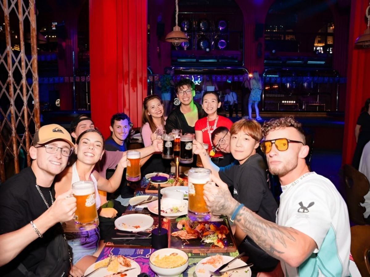 Du khách dừng chân tại Sun Bavaria GastroPub để dùng bữa và tận hưởng không khí ven biển tại Sunset Town.