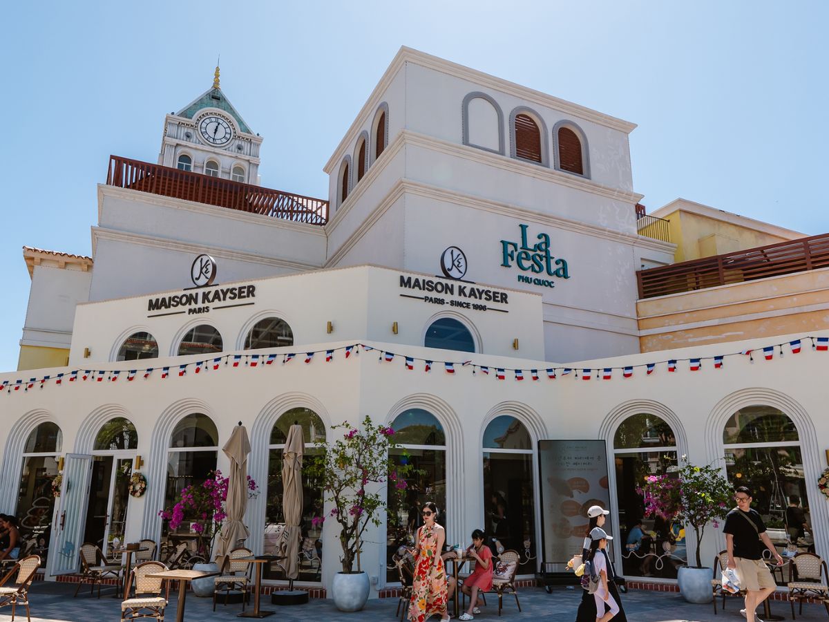 Eric Kayser Phú Quốc tọa lạc tại khu phố Sunset Bazaar.