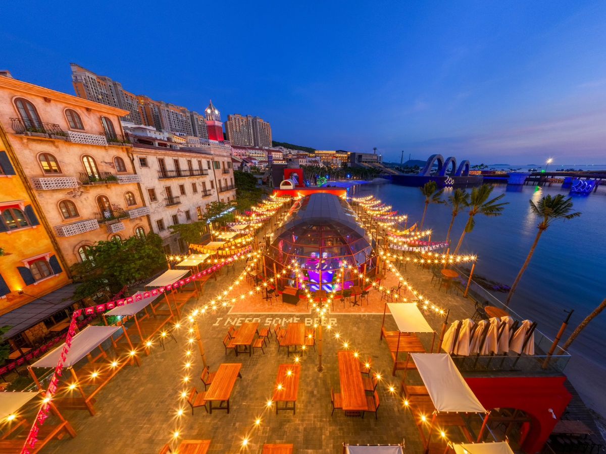 Du khách trải nghiệm bia thủ công bên không gian mở hướng biển Sunset Town.