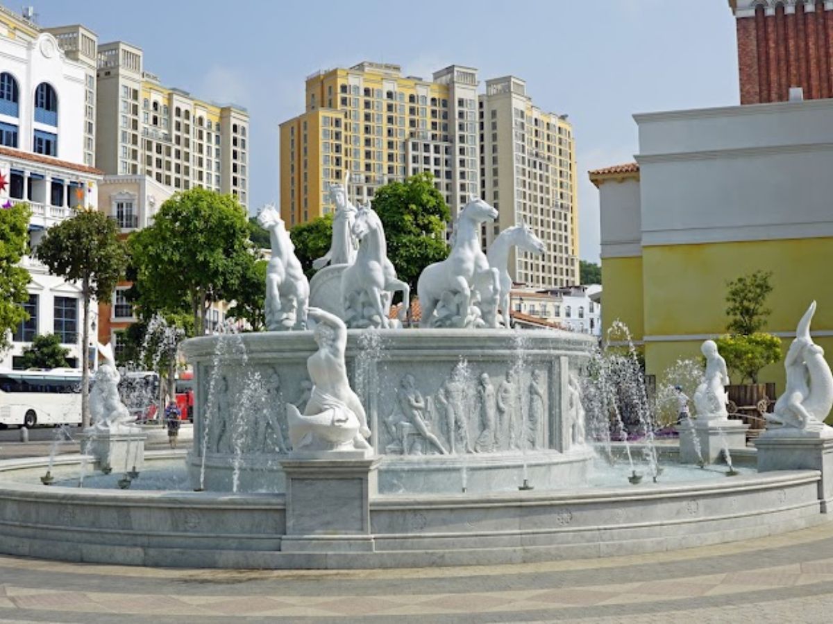 Trải nghiệm đi bộ trong khu vực Sunset Town để khám phá trọn vẹn kiến trúc độc đáo nơi đây.