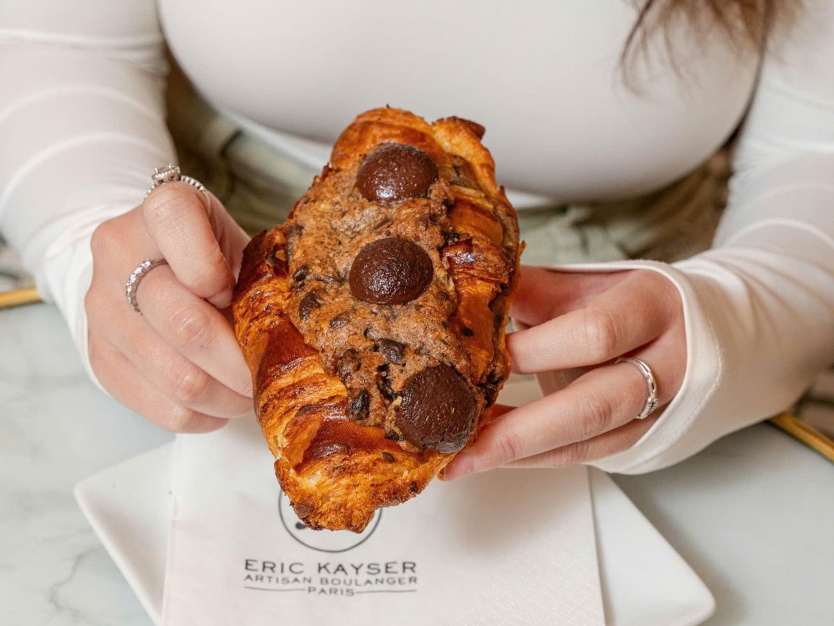 Du khác có thể thưởng thức bánh ngọt kiểu pháp tại Eric Kayser trước chuyến đi.