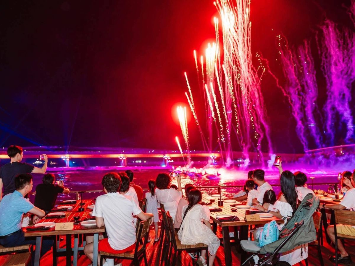 Du khách cân nhắc thời điểm ăn tối phù hợp với lịch trình và trải nghiệm tại Sunset Town.