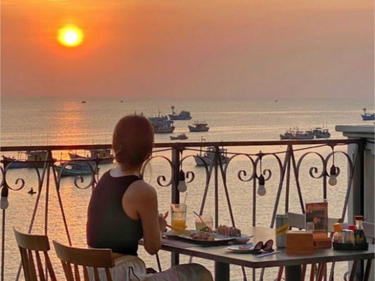 Ăn tối view biển Sunset Town mang đến trải nghiệm đặc biệt cho du khách.
