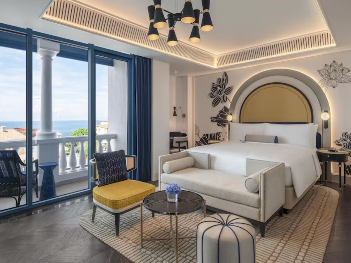 Lưu trú tại La Festa Phu Quoc – Curio Collection by Hilton với phong cách kiến trúc châu Âu.