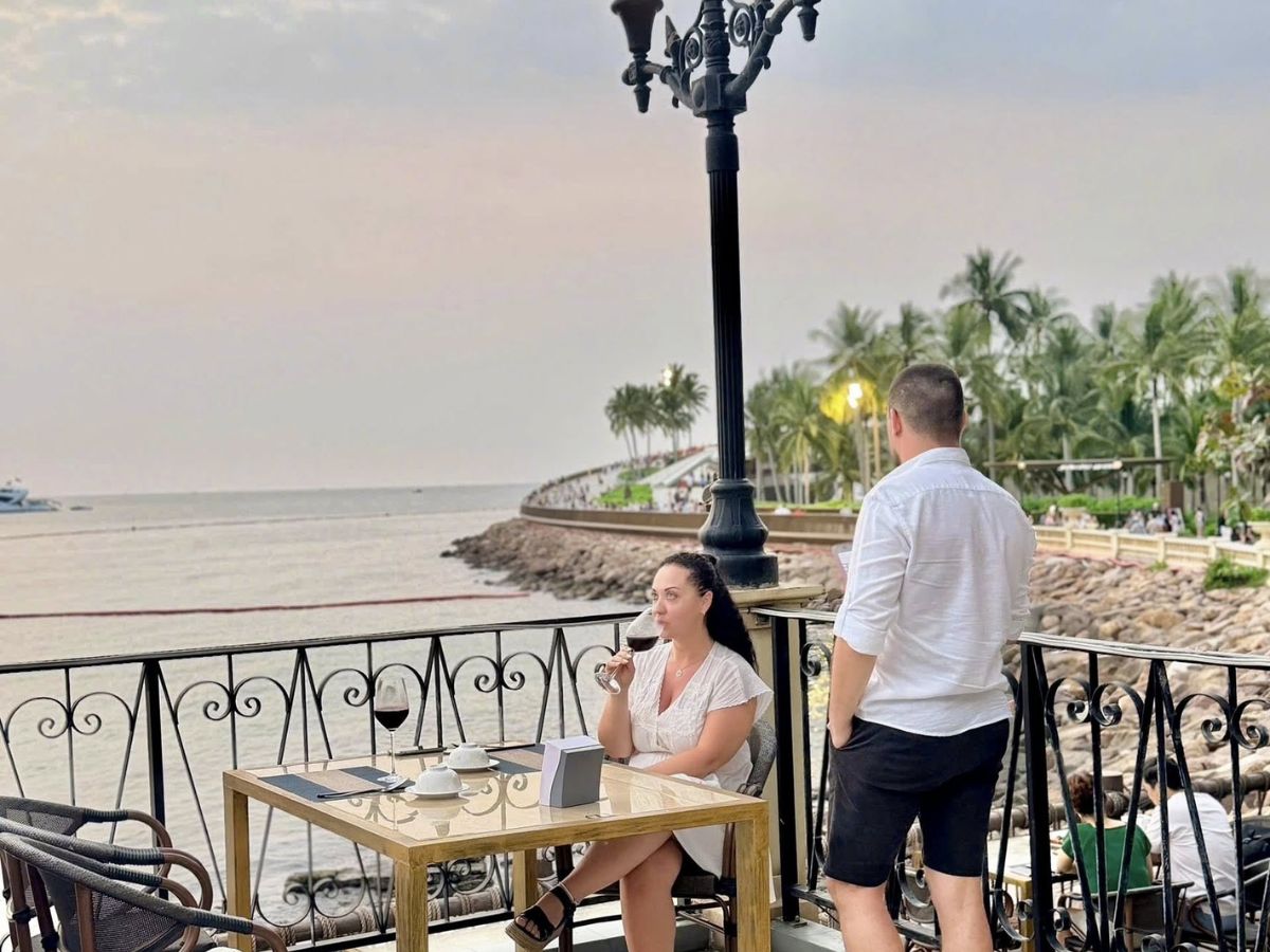 Không gian ven biển tại Sorrento Restaurant & Bar, nơi du khách có thể vừa thưởng thức ẩm thực vừa ngắm hoàng hôn lãng mạn.