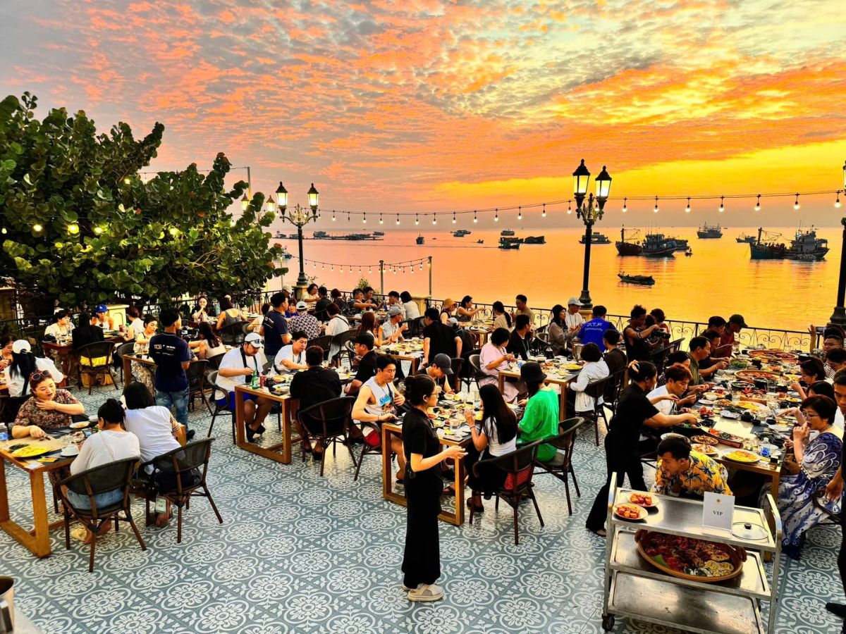 Du khách nên đặt bàn trước để có vị trí đẹp và trải nghiệm trọn vẹn tại Nam đảo Phú Quốc.