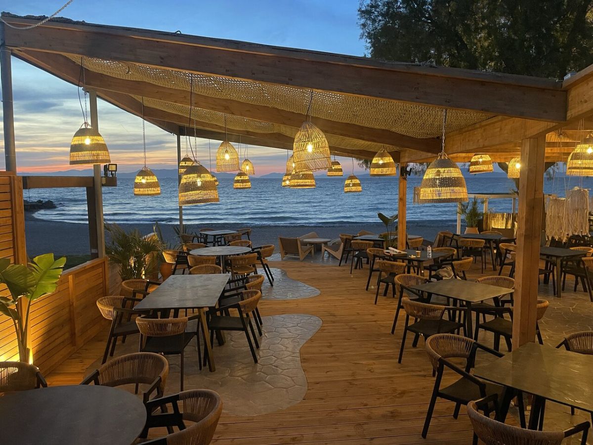 Không gian tại Sunset Lounge & Restaurant với view hoàng hôn, lý tưởng để ăn tối trước khi xem show ở Nam đảo Phú Quốc.