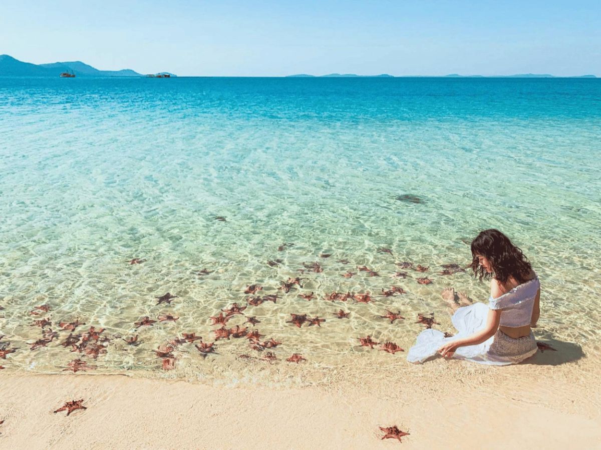 Du khách check-in tại Bãi Sao, bãi biển nổi tiếng với cát trắng mịn và làn nước xanh trong ở Nam đảo Phú Quốc. 