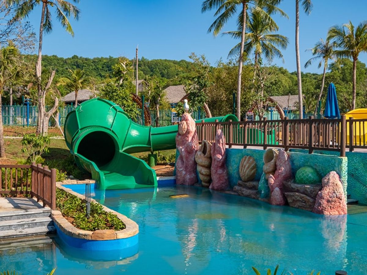Trò chơi Vũ điệu Cá Chuồn tại Sun World Hon Thom mang đến không gian vui chơi đầy màu sắc và sinh động cho du khách.