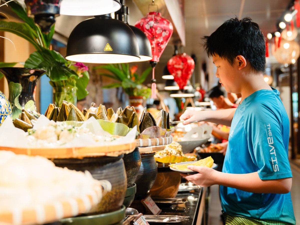 Du khách thưởng thức buffet với nhiều món ăn hấp dẫn tại khu vực nhà hàng trong Sun World Hon Thom.