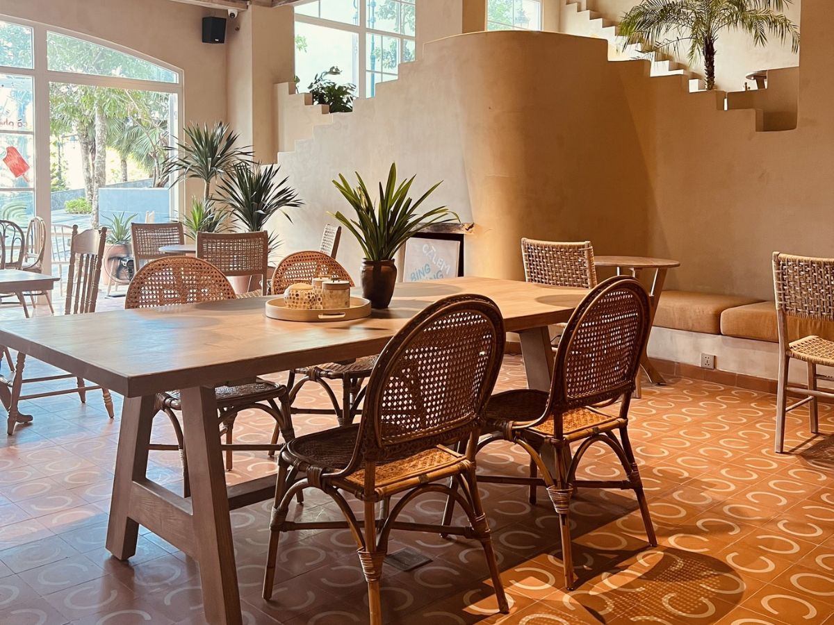 Không gian ngập nắng cùng nội thất tông gỗ tại Càlem Phú Quốc tạo nên trải nghiệm cafe thư thái và gần gũi.