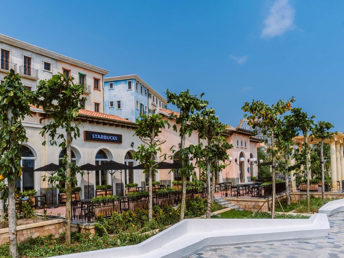 Starbucks Sunset Town là điểm dừng chân được nhiều du khách yêu thích khi khám phá Sunset Town Phú Quốc.