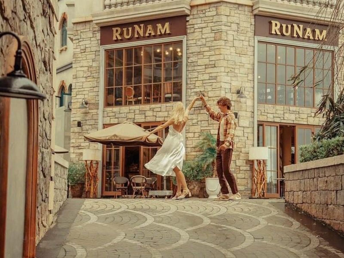 Không gian đậm chất châu Âu tại RuNam Cafe Sunset Town tạo nên background lý tưởng cho những bức ảnh đầy cảm xúc.