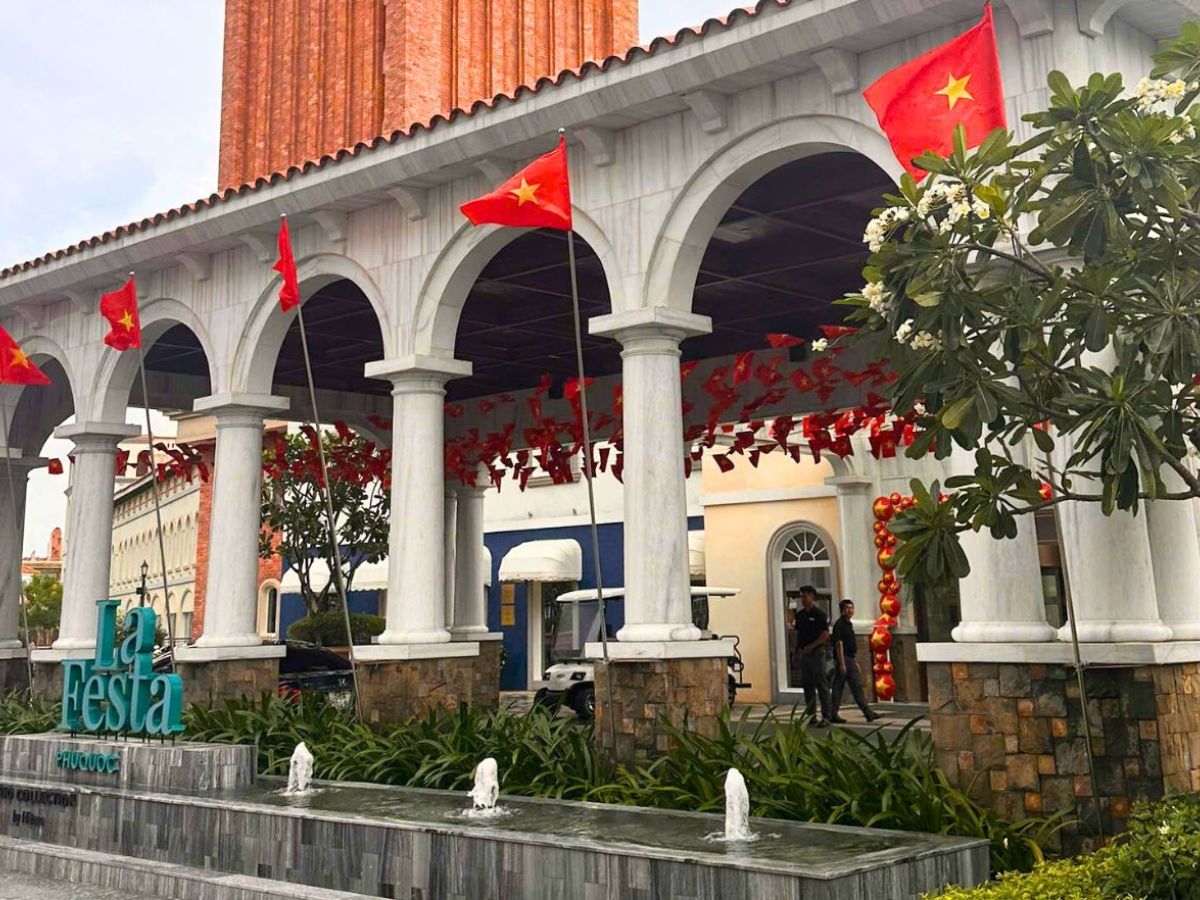 Du khách cân nhắc đặt phòng tại Sunset Town hoặc các khu nghỉ dưỡng sang trọng tại Bãi Khem. 