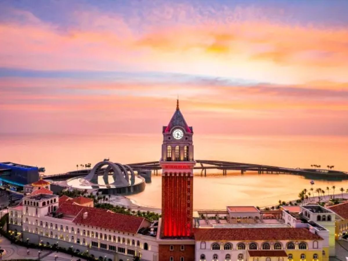 Du khách có nhiều lựa chọn lưu trú khách sạn view biển tại Sunset Town.