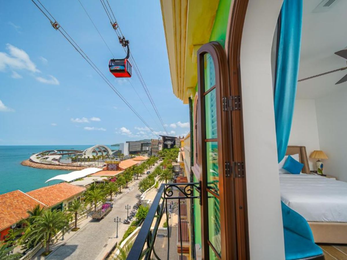 Roma Hotel Phu Quoc view biển trực diện và không gian ấm cúng được du khách yêu thích.
