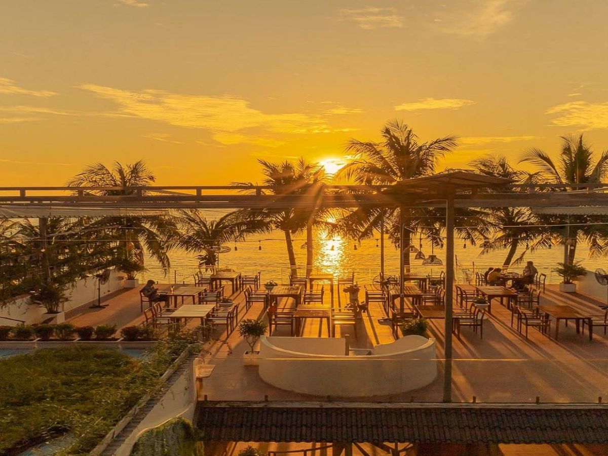 Sunset Sanato Beach Club là điểm đến quen thuộc trong danh sách các quán cafe Phú Quốc đẹp.
