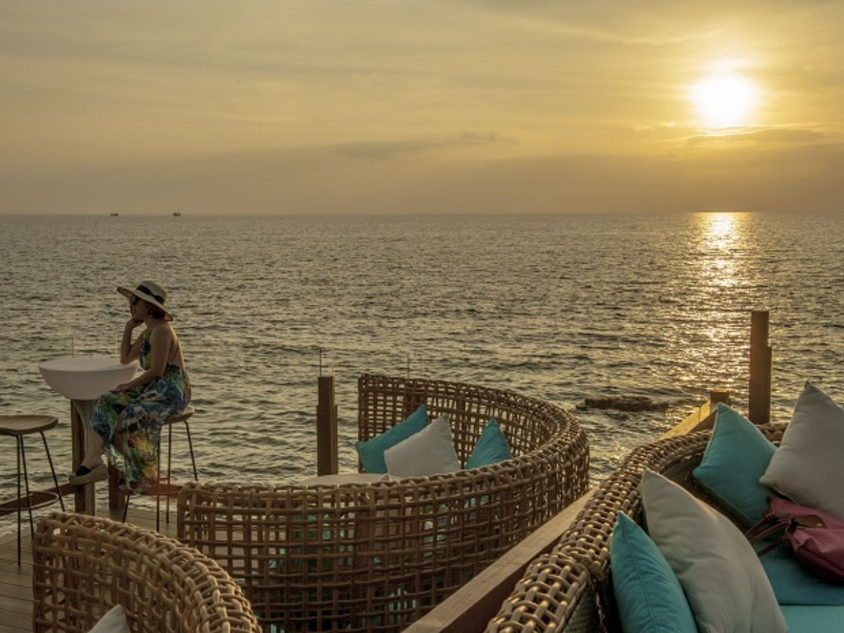 Phú Quốc có nhiều quán cafe view biển đẹp, thơ mộng.