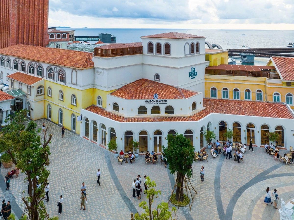 Eric Kayser Phú Quốc tọa lạc tại khu vực Pearl Street – Sunset Bazaar, tại trung tâm Sunset Town.