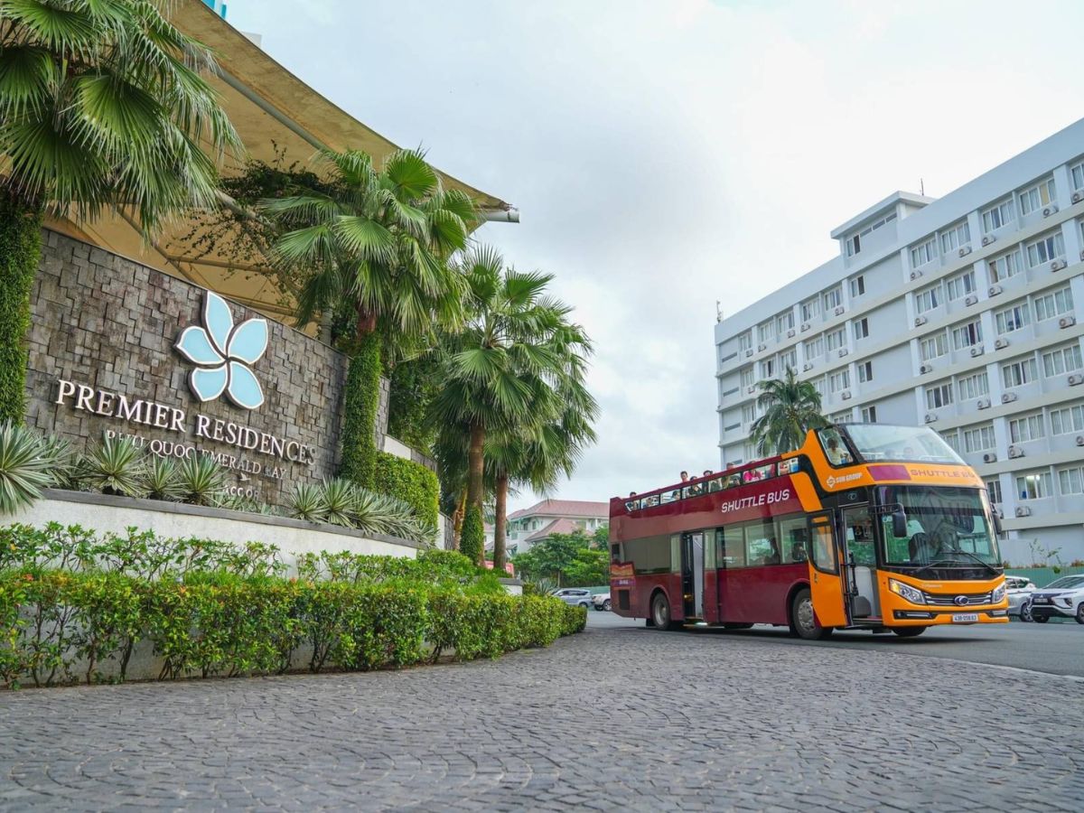 Xe điện đưa đón từ các resort Bãi Khem đến Sunset Town.