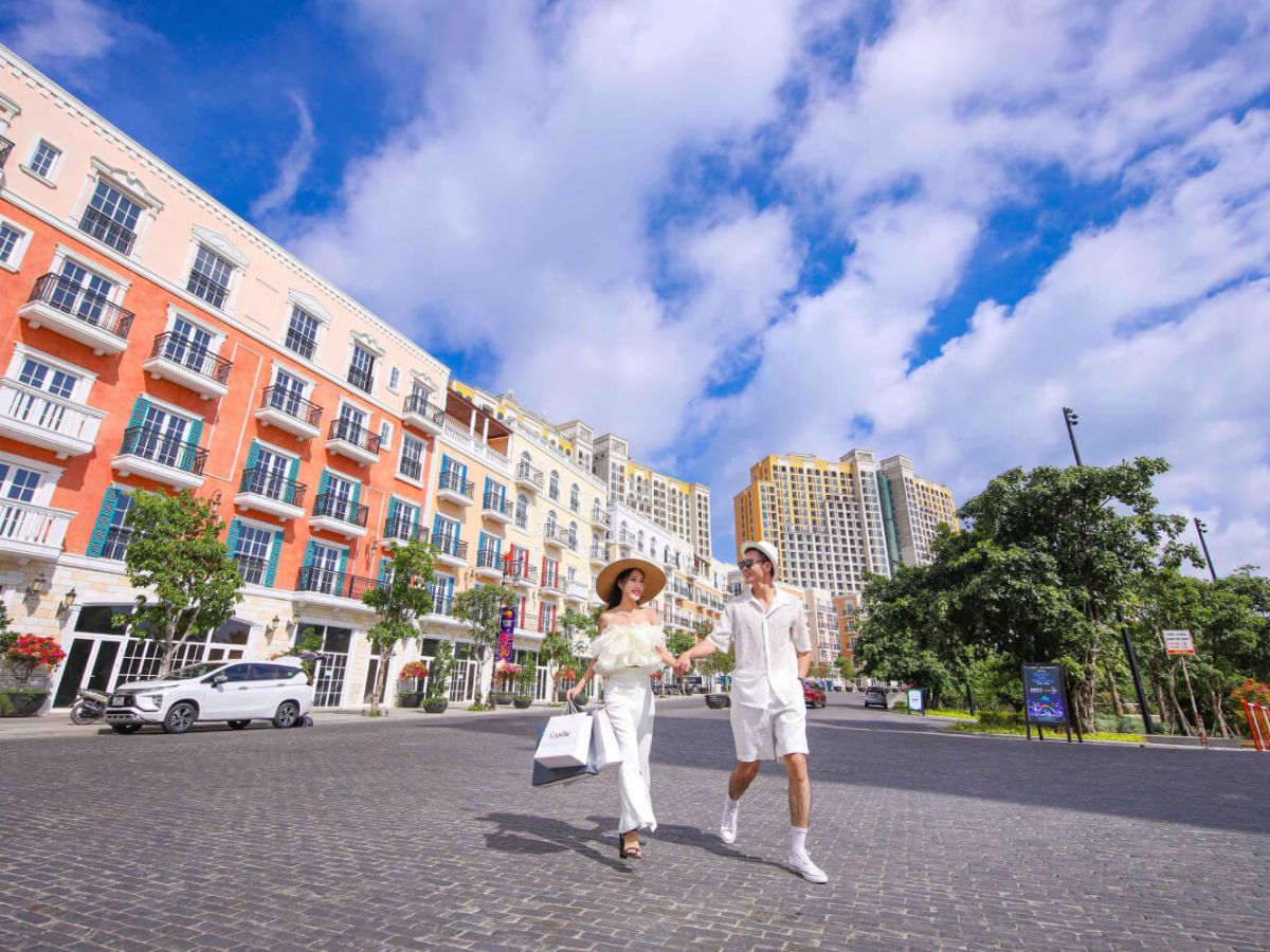 Kết hợp đi bộ khám phá Sunset Town với các công trình kiến trúc độc đáo.
