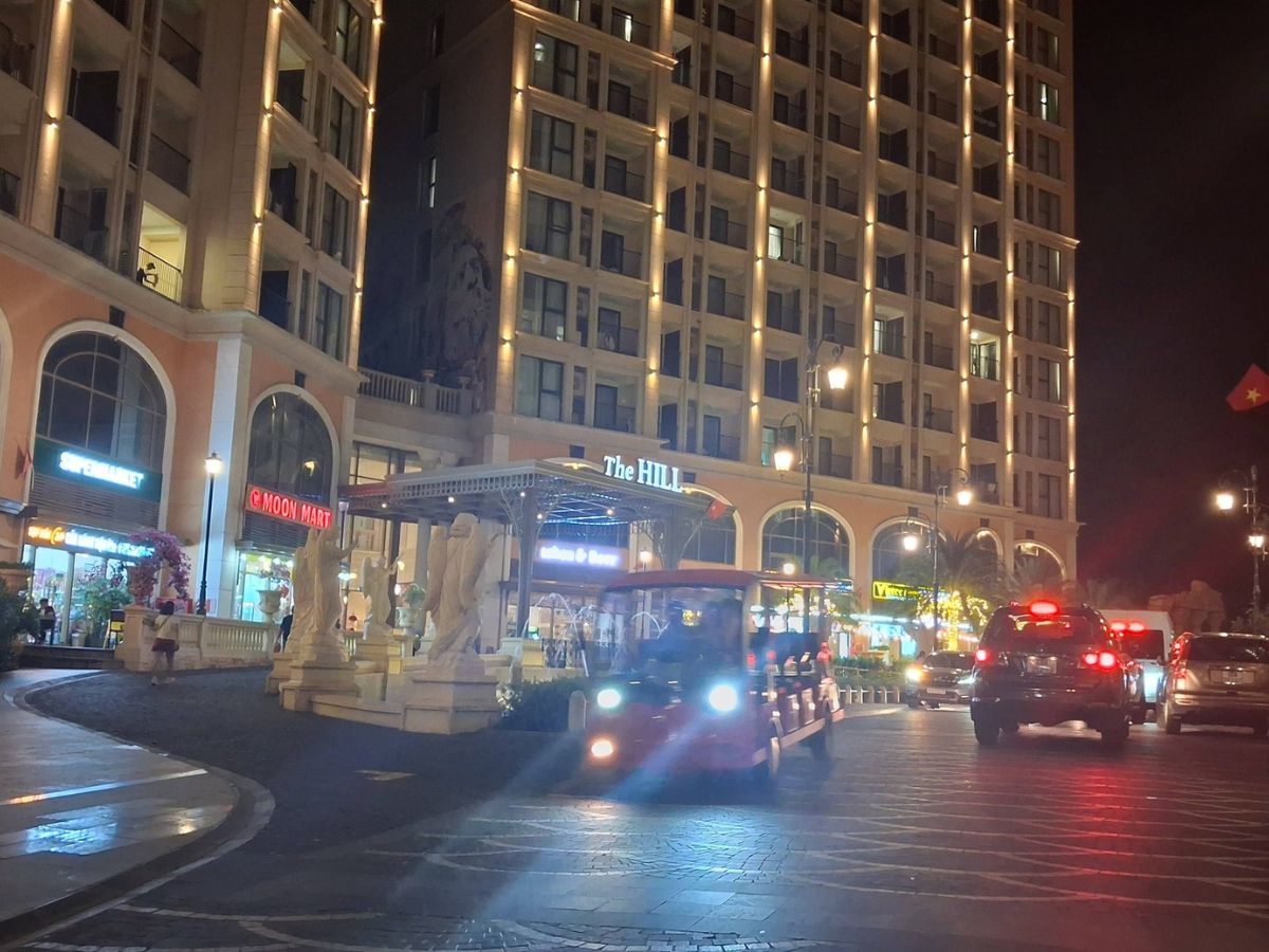 Du khách có thể dễ dàng sử dụng xe điện Sunset Town bằng cách đặt qua lễ tân khách sạn.