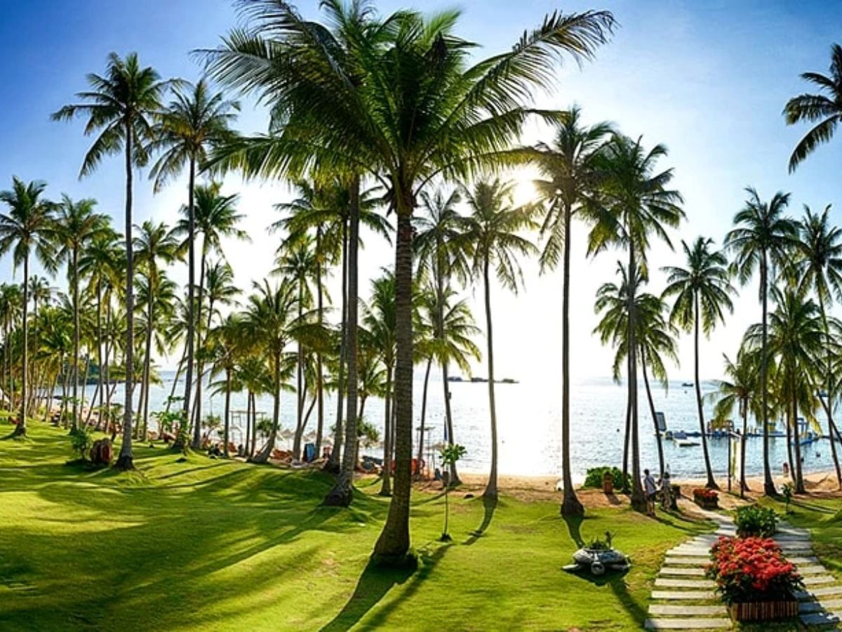 Hòn Thơm là đảo lớn nhất trong quần đảo An Thới, nơi có tổ hợp giải trí hiện đại.