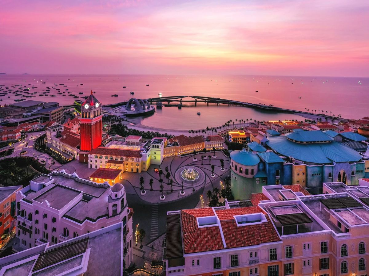 Sunset Town hiện lên rực rỡ với kiến trúc Địa Trung Hải, tạo nên khung cảnh đầy màu sắc giữa biển trời Phú Quốc.