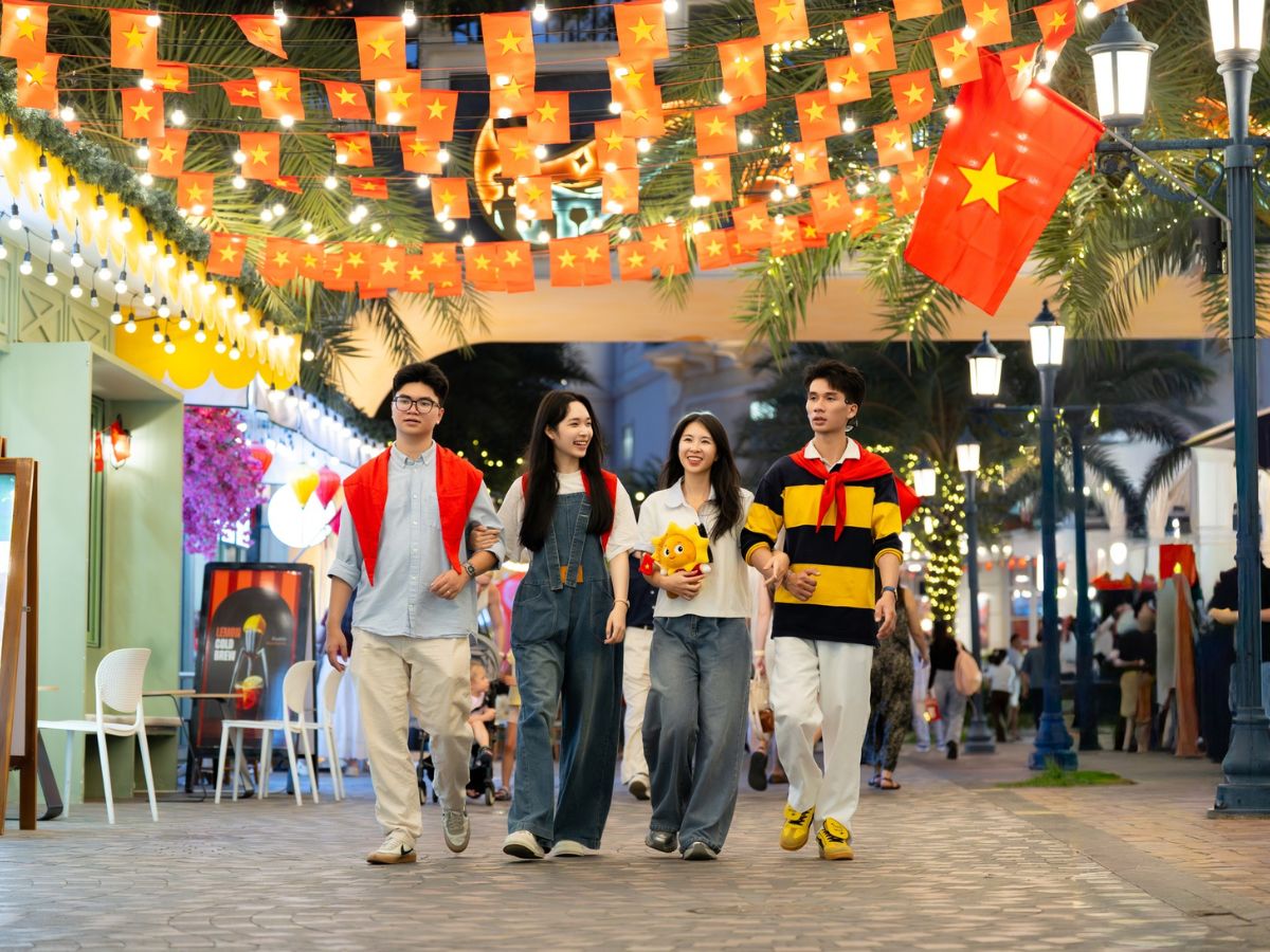 Dạo phố giữa không gian kiến trúc Địa Trung Hải tại Sunset Town, nơi từng góc nhỏ đều mang vẻ đẹp đầy cảm hứng.