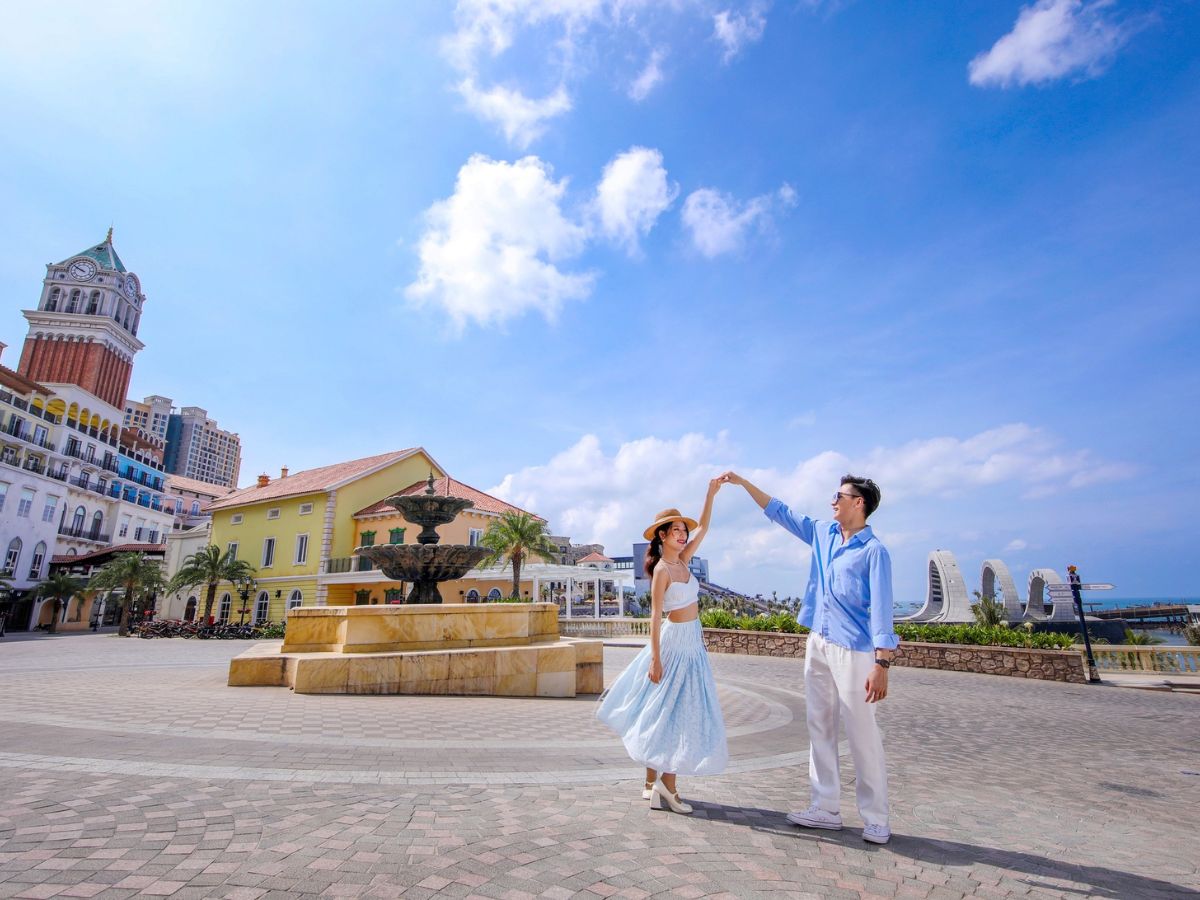 Gia đình cùng check-in tại Sunset Town, lưu giữ những khoảnh khắc ấm áp và đáng nhớ giữa không gian kiến trúc đầy màu sắc.