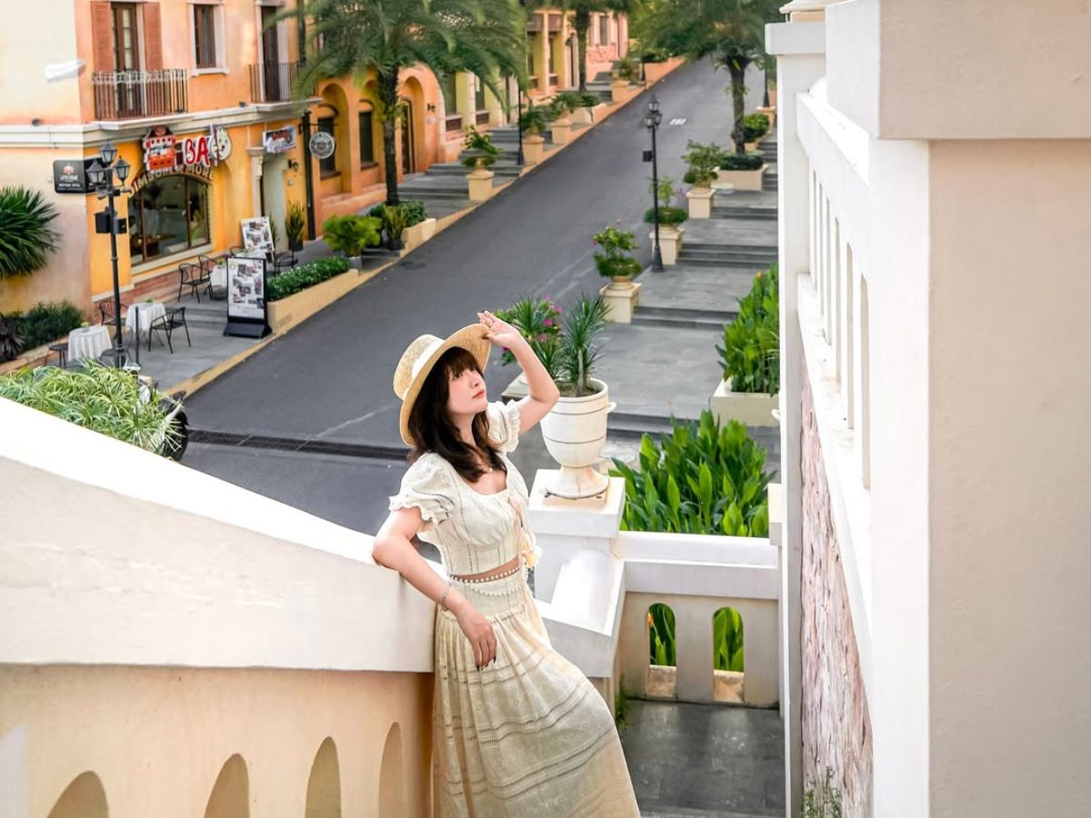 Mỗi bậc thang tại Sunset Town đều có vẻ đẹp của riêng mình.