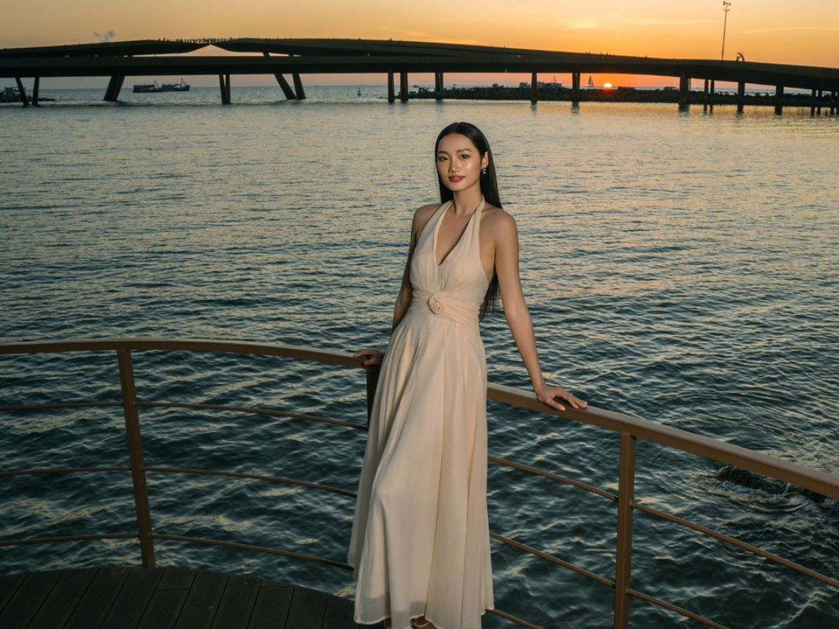 Trang phục khi chụp ảnh tại Sunset Town nên là tông sáng hoặc pastel, giúp hài hòa với kiến trúc và làm nổi bật khung hình.