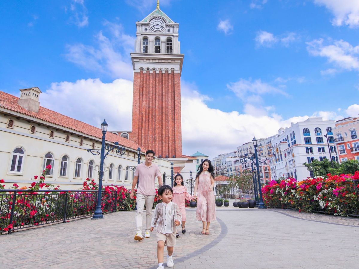 Gia đình check-in tại Tháp Đồng Hồ, lưu giữ khoảnh khắc sum vầy giữa không gian kiến trúc cổ điển đầy ấn tượng.