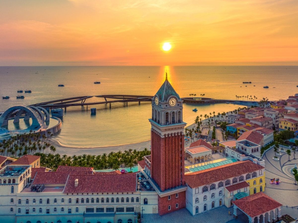 Sunset Town ngập tràn sắc vàng, biến từng góc phố thành khung hình đầy cảm xúc.