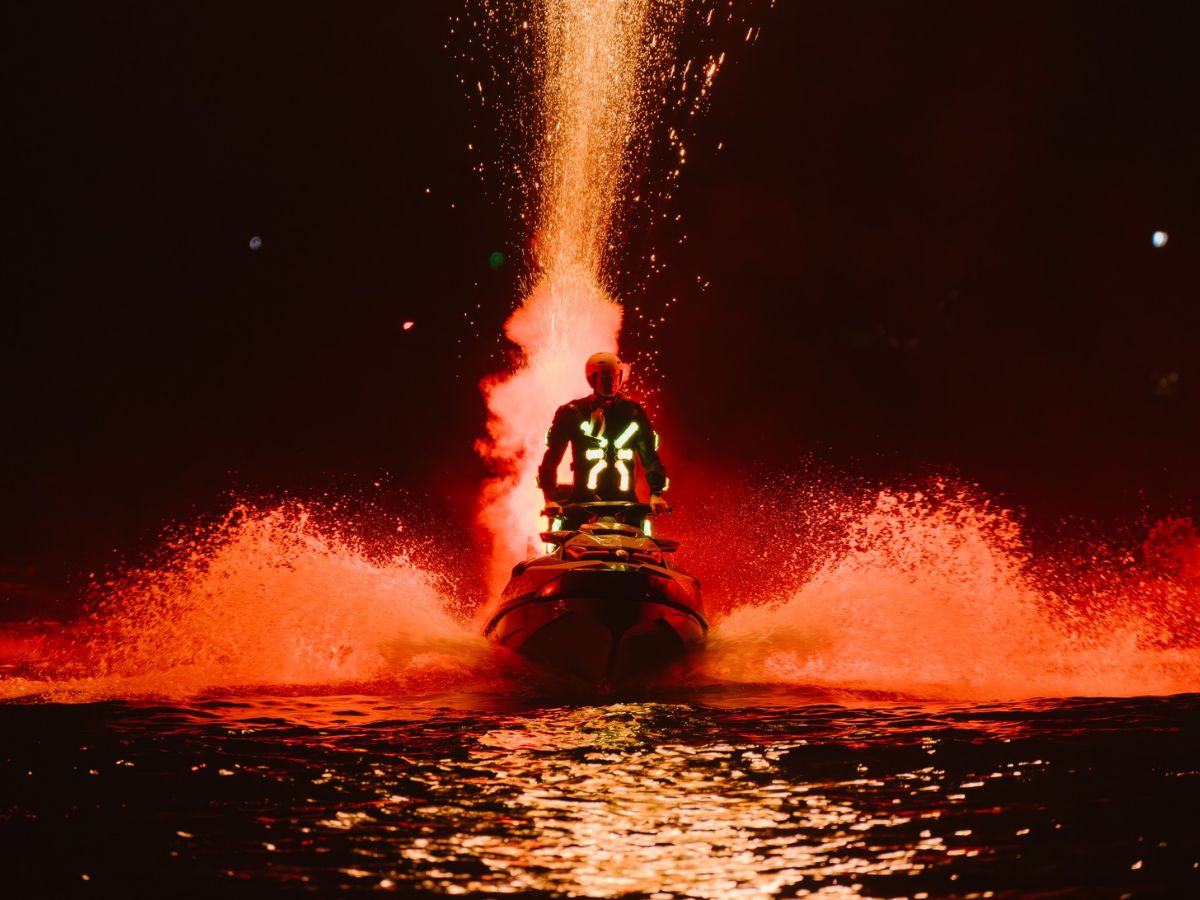 Những chiếc Jetski tốc độ cao là trận địa pháo di động thêu hoa dệt gấm trên nền trời Phú Quốc.